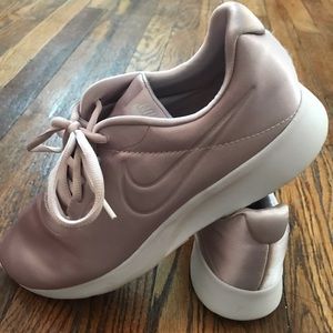 NIKE WOMENS TANJUN PREMIUM SATIN - PALE PINK